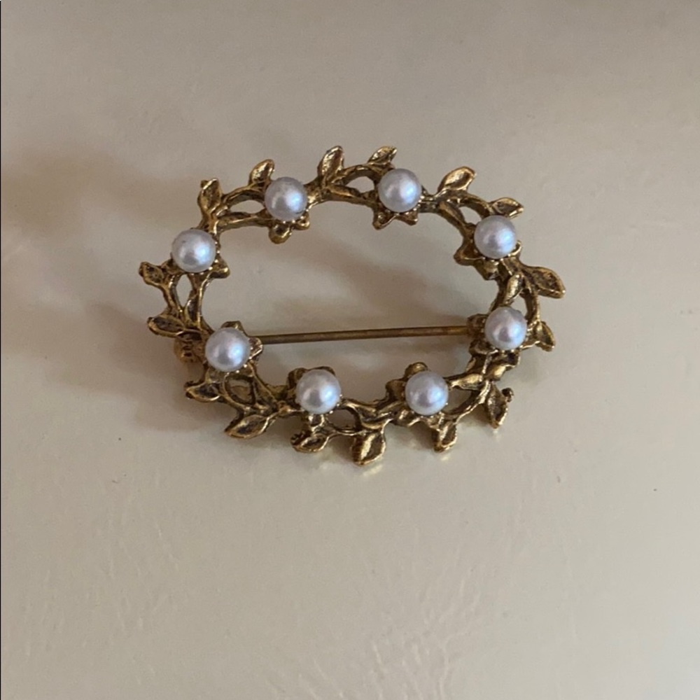 Gold Tone Round Branch Brooch w Faux Pearls